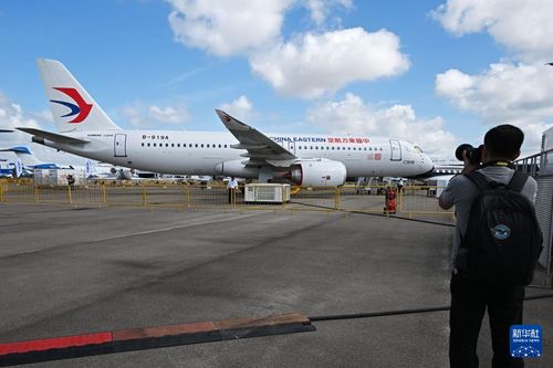 C919海外首秀 中国大飞机翱翔世界，国际合作谱写航空产业新篇章
